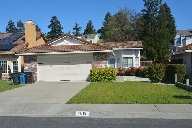 Building Photo - Hillcrest area 2 bedroom, 2 bath with 2 ca... Rental
