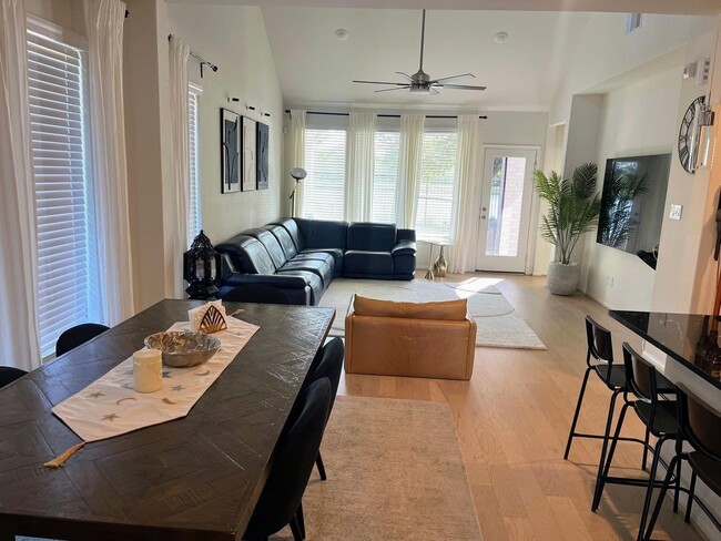 Photo - 10526 Wagner St