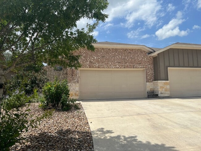 Building Photo - Luxury 3/2 duplex in NBTX