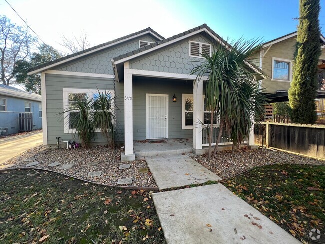 Building Photo - 3 Bed / 2 Bath | North Oak Park Home Avail...