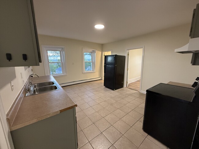 Building Photo - 20 Peach Ave Unit 3