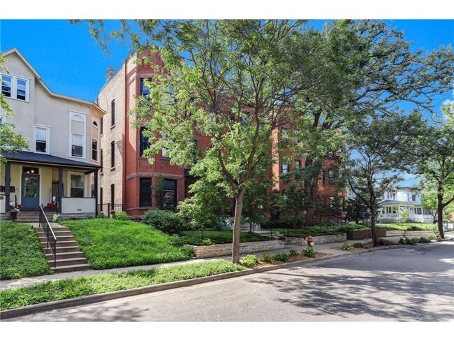 Building Photo - 1520 Elliot Ave S Unit 4