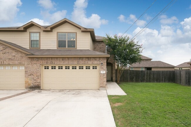 Building Photo - Beautiful 3 Bedroom Duplex Located in New Braunfels, Texas!