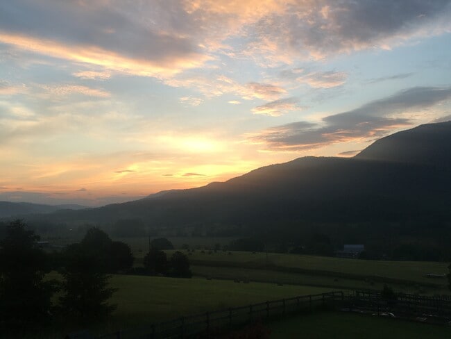 El apartamento es luminoso y soleado, con vistas a la montaña o al bosque por todos lados. - 2353 Lusters Gate Rd