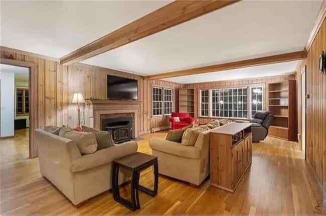 Photo - 160 Woodbine Rd