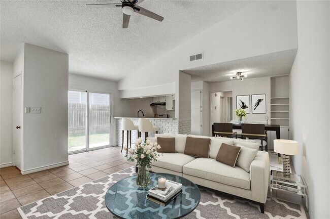 Photo - 902 King Albert St