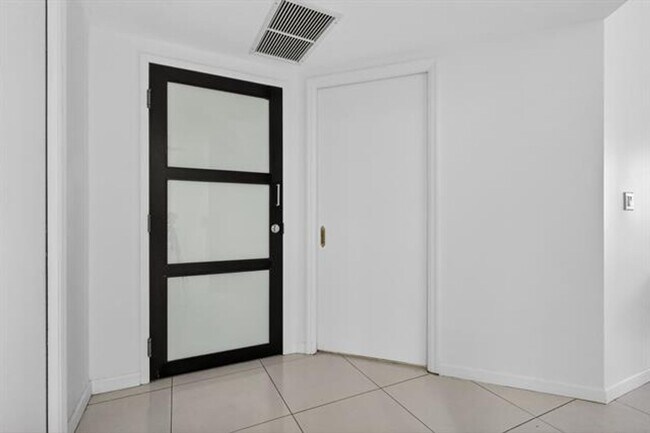 Photo - 9595 Collins Ave Ave Unidad 9595 Collins Ave appt N-8F