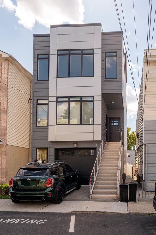 Building Photo - 313 Winfield Ave Rental