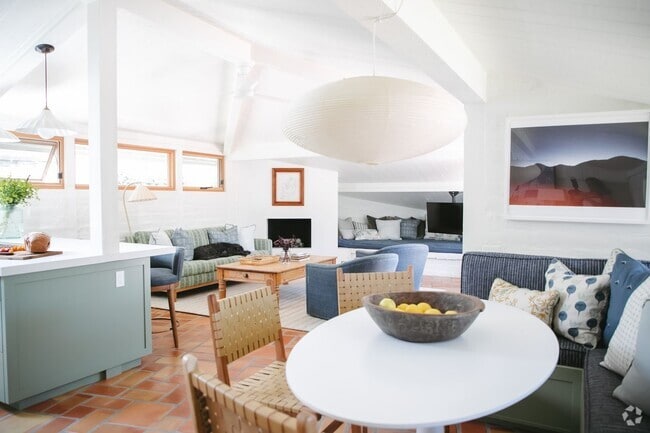 Building Photo - Beautiful Carmel Valley Home 3bed/3bath Re...