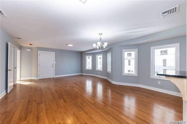 Photo - 237 W Market St Unidad lower