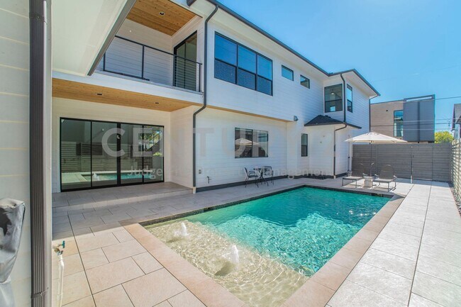 Photo - Stunning 2-Sstory 4/3.5/2 w/Pool in Dallas...