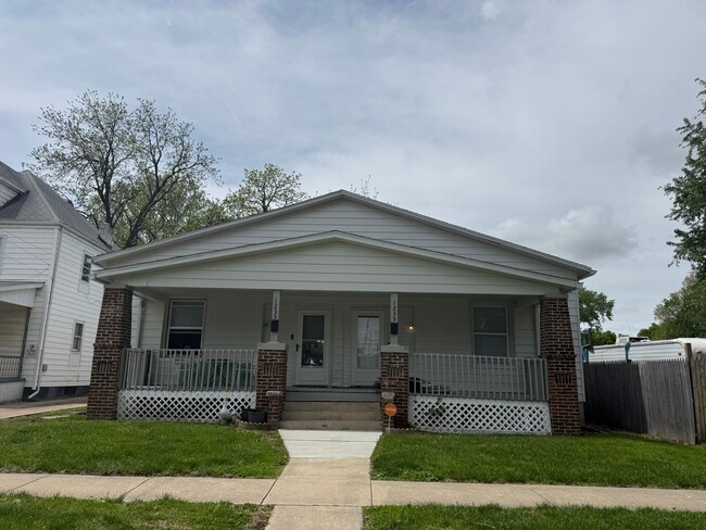 Building Photo - Don't miss out on this beautifully updated unit!