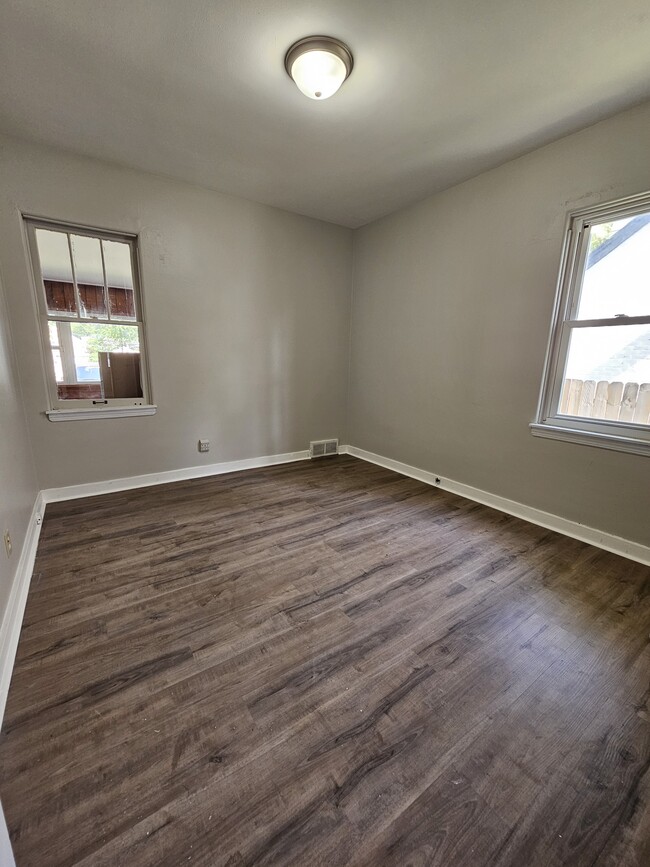 Photo - 512 W 49th Ave