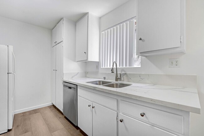 Photo - 2927 Arizona Ave - near Wilshire Blvd!