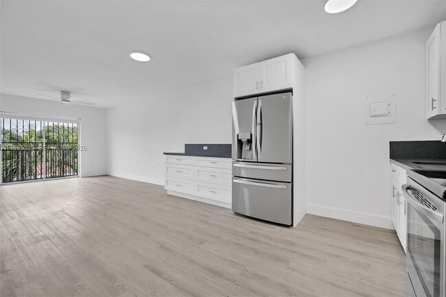 Building Photo - 1530 SW 2nd St Unit 301