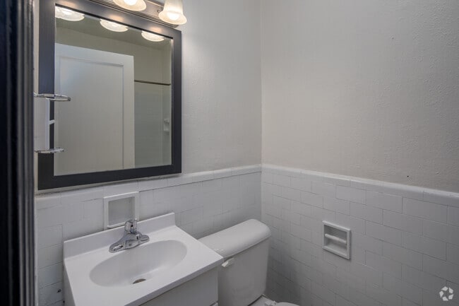 Studio - 600SF - Bathroom