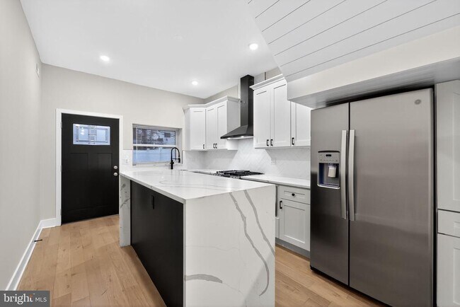 Photo - 3236 Mercer St