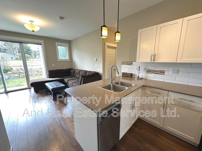 110-110 Baxter Ave