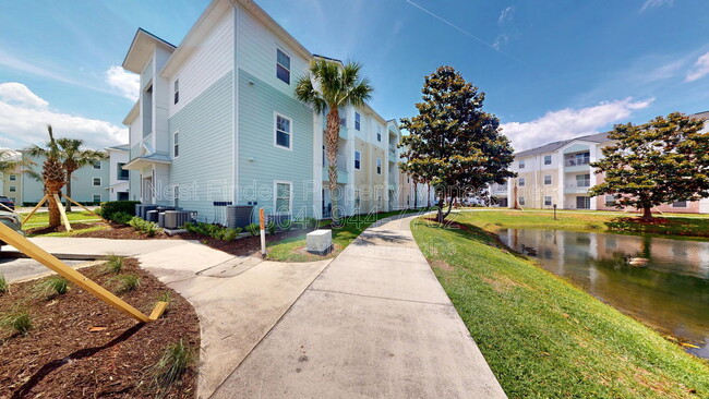Building Photo - 8201 Green Parrot Rd Unit 202