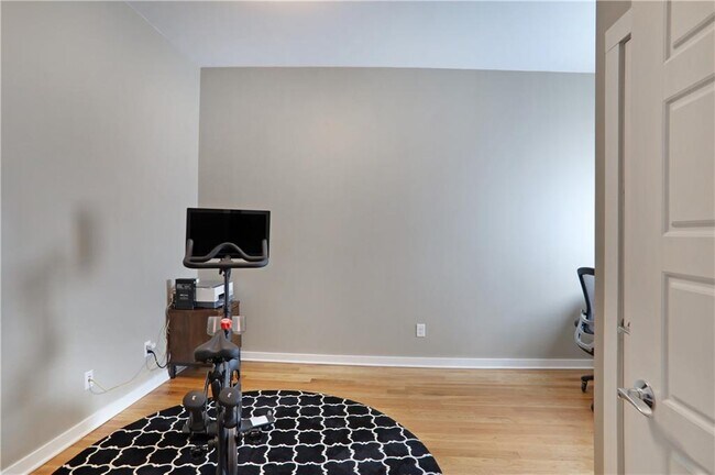 Photo - 472 Martin St SE