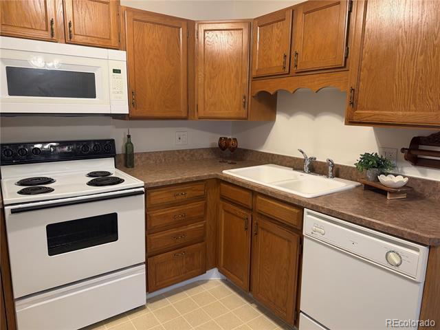 Building Photo - 3184 S Heather Gardens Way Unit 205