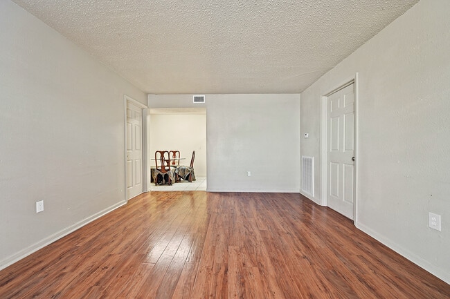Photo - 1077 N Donmoor Ave Unit #b