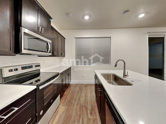 Photo - 752 S Rocker Ave