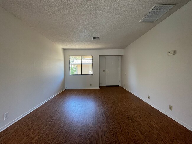 Photo - Upstairs 2 Bedroom 1 Bath Apartment in Ata... Unidad 9337-28