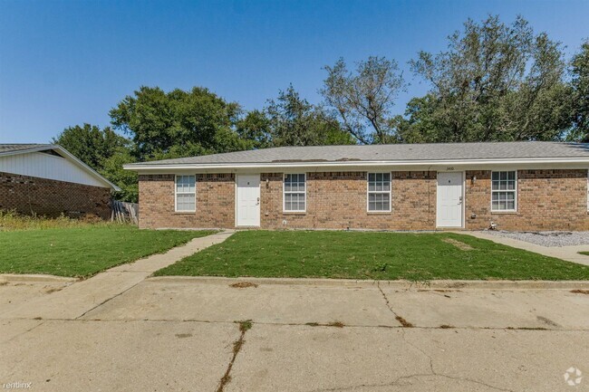 Building Photo - 2 br, 1 bath Triplex - 3410 Green Briar Ci... Rental