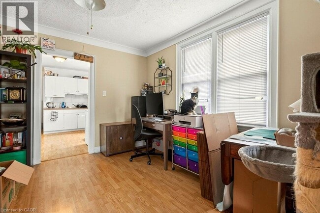 Photo - 66 Queen St S