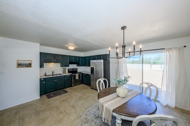 Building Photo - 785 E Country Club Dr