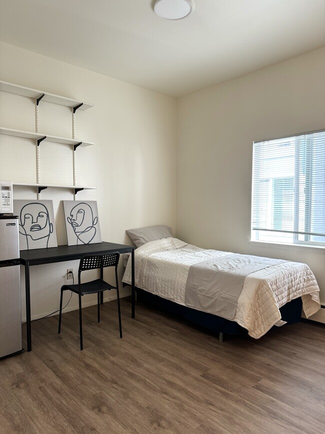 Building Photo - 5042 11th Ave NE Unit 39