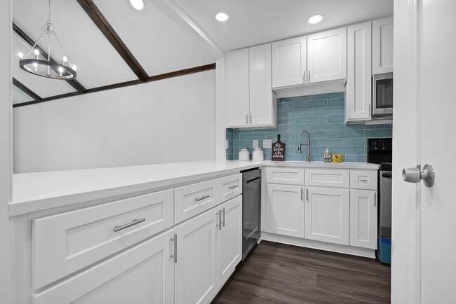 Photo - 2908 Camelot Ln