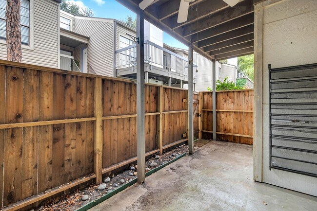 Building Photo - 9707 Richmond Ave. Unit 31