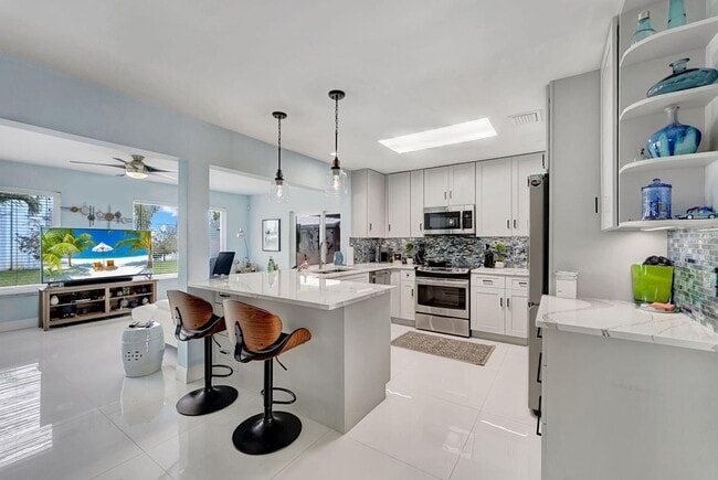 Building Photo - 10339 Daphne Ave