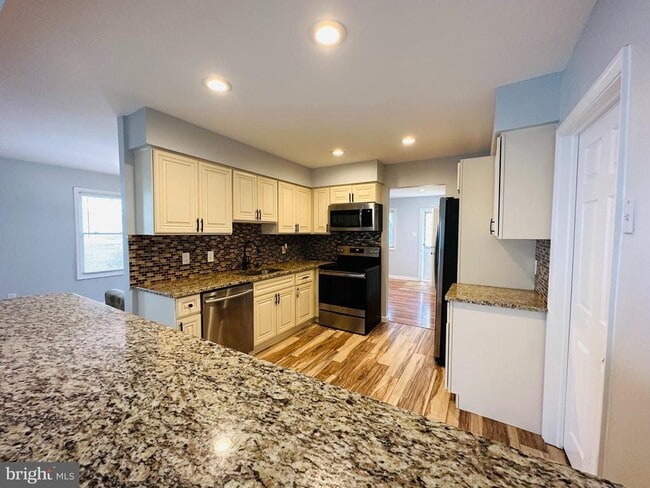 Photo - 319 Canterbury Ct