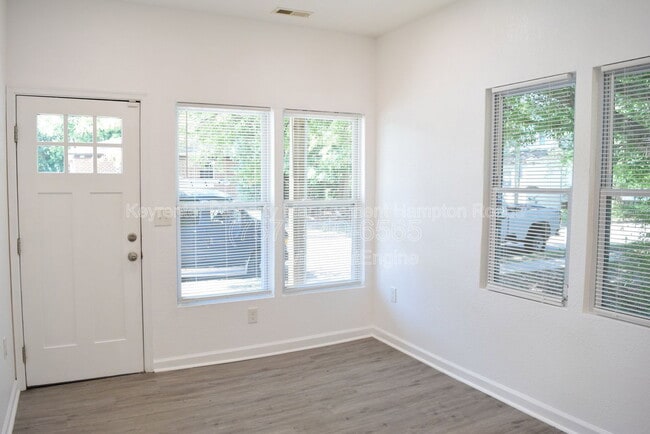 Photo - 850 W 50th St