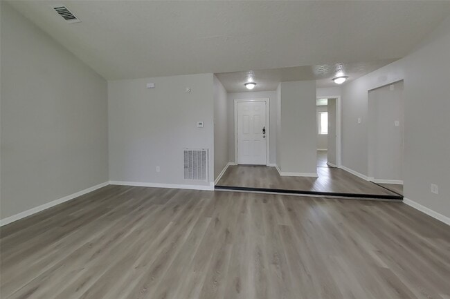 Photo - 1391 Tenderden Dr