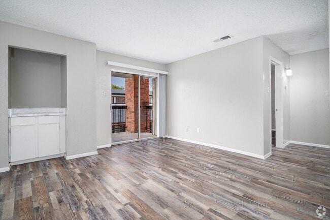 1BR, 1BA - 670SF - Living Room