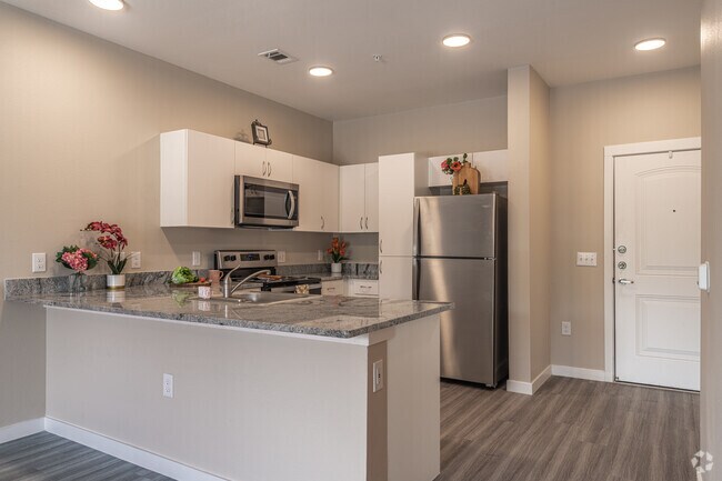 1BR, 1BA - 651SF