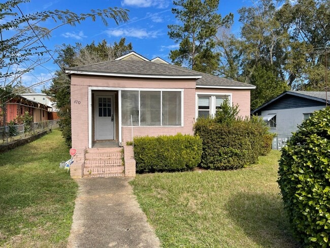 Building Photo - Super cute 2 bedroom home