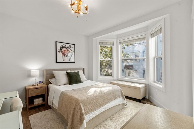 Building Photo - 19 W Tremlett St Unit 4