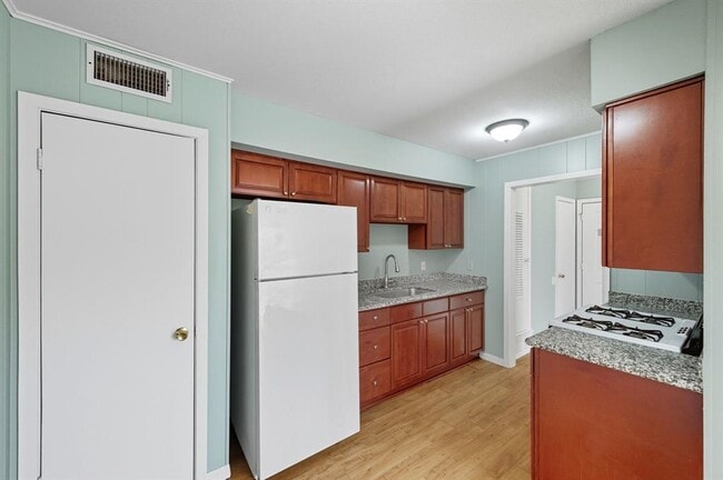 Building Photo - 2206 Mission Hill Dr