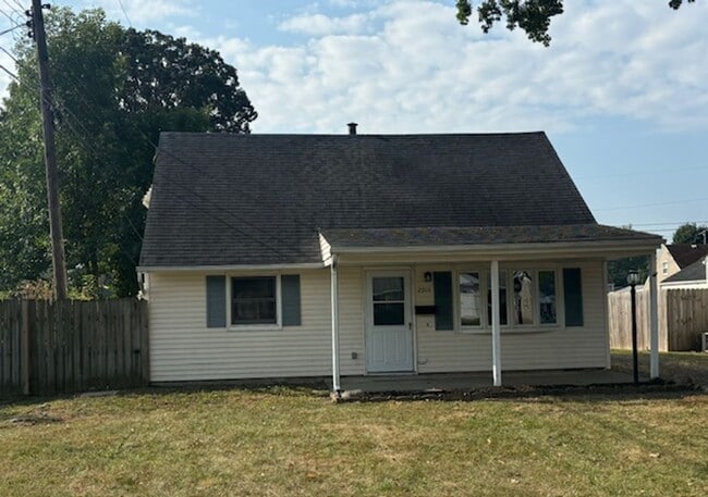 Building Photo - Charming 2 Bedroom 1 Bath House on the Eas...