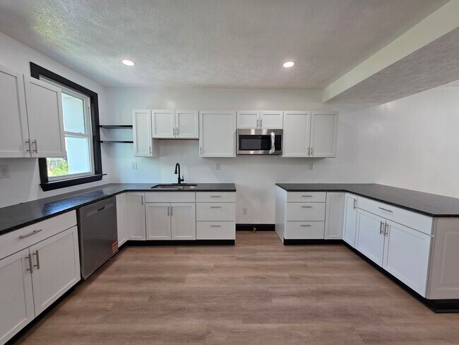 Building Photo - Fully Remodeled 3 bedroom 1 bathroom House for Rent in the South Side !