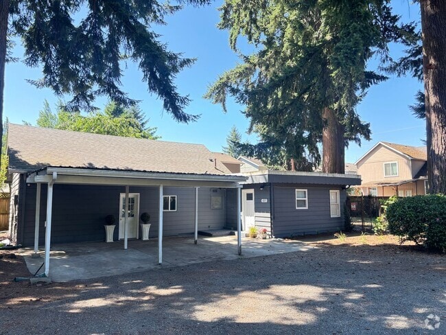 Building Photo - Newly Remodeled Home With Large Fenced Yar...