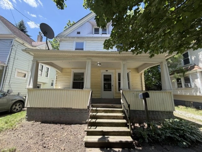 Building Photo - Room to Spread Out! 5-Bedroom Home with Covered Porch & Large Kitchen