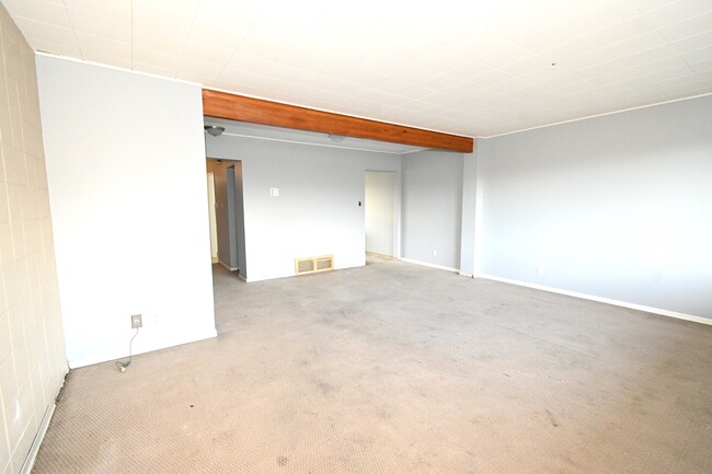 Photo - 592 Central St E