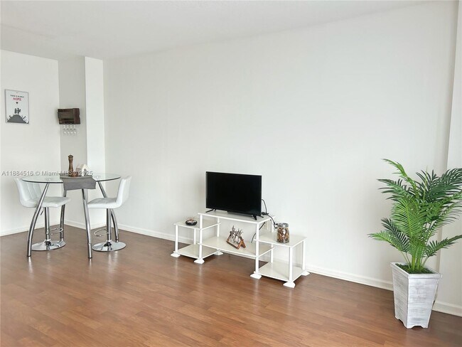 Photo - 18800 NE 29th Ave Unidad 830