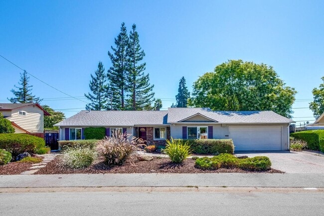Building Photo - Beautiful 4 bedroom, 3 bath in desirable C... Rental